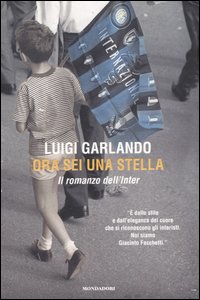 Ambrogio ha otto anni e osserva stupito suo nonno piangere. Proprio lui, il suo mito, l'uomo d'acciaio, quello che non ha mai versato una lacrima nemmeno quando si tranci l'indice con la motosega. Perch - si chiede il ragazzino il nonno piange lacrime sincere alla notizia della morte di un signore che si chiama Giacinto Facchetti? E perch piangono anche le migliaia di persone assiepate davanti alla chiesa nel centro di Milano? Comincia da un recente spunto di cronaca il libro, il racconto della storia di una passione nel panorama calcistico italiano: l'amore per l'Inter. In occasione del campionato che dovrebbe consegnare lo scudetto all'Inter e con qualche mese di anticipo rispetto alle celebrazioni per i cento anni di attivit sportiva (1908), Luigi Garlando, interista doc e corsivista della 