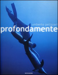 Questo libro non � solo l'autobiografia dell'atleta Pelizzari, ma � anche una straordinaria riflessione sulla continua e insopprimibile esigenza dell'uomo di superare i limiti imposti dalla natura, di sperimentare nuove sensazioni, di immergersi sempre pi� in se stesso, alla ricerca di una libert� che non conosce barriere. Nel volume immagini di grande fascino visivo si accompagnano al racconto nitido e avvincente degli episodi che hanno segnato la vita e l'attivit� agonistica di Pelizzari: gli inizi in piscina, la rivelazione delle proprie capacit�, gli allenamenti, il lavoro di squadra, il rapporto con i pi� grandi personaggi del mondo subacqueo come Mayol e Maiorca - e con persone semplici e vere, che vivono a contatto con il mare. 