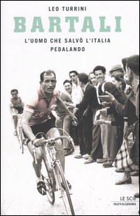 In questo libro Leo Turrini racconta i successi, i misteri e le tragedie di una carriera durata un quarto di secolo: le 144 vittorie, le quasi 1000 giornate di gara, le memorabili arrampicate sulle Alpi e sui Pirenei. Rivela tutti i retroscena della lunghissima rivalit�, che spezz� in due l'Italia della ricostruzione, con l'amico-nemico di dure battaglie, Fausto Coppi: tanto fragile quanto lui era accanito, tanto elegante quanto lui era terragno, tanto moderno quanto lui era tradizionalista. E infine si sofferma a chiarire il celebre episodio della vittoria al Tour de France del 1948, poco dopo l'attentato a Togliatti, che secondo un'opinione condivisa salv� l'Italia da una guerra civile.