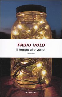 Lorenzo non sa amare, o semplicemente non sa dimostrarlo. Per questo motivo si trova di fronte a due amori difficili da riconquistare, da ricostruire: con un padre che forse non c' mai stato e con una lei che se n' andata. Forse diventare grandi significa imparare ad amare e a perdonare, fare un lungo viaggio alla ricerca del tempo che abbiamo perso e che non abbiamo pi.  il percorso che compie Lorenzo, un viaggio alla ricerca di se stesso e dei suoi sentimenti, quelli pi autentici, quelli pi profondi. Il nuovo libro di Fabio Volo  anche il pi sentito, il pi vero, e la forza di questa sincerit viene fuori in ogni pagina. Ci si ritrova spesso a ridere in momenti di travolgente ironia. Ma soprattutto ci si ritrova emozionati, magari commossi, e stupiti di quanto la vita di Lorenzo assomigli a quella di ciascuno di noi. 