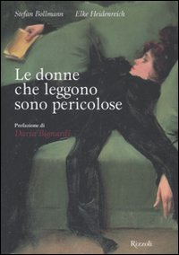 Attraverso i dipinti, i disegni e le fotografie questo volume racconta la storia della lettura femminile dal Medioevo al XXI secolo. Il tema della lettrice ha affascinato gli artisti di tutte le epoche. Sono stati tuttavia necessari molti secoli perch� alle donne venisse permesso di leggere ci� che volevano. Prima potevano ricamare, pregare, allevare bambini e cucinare. Ma nel momento in cui esse colgono nella lettura la possibilit� di sostituire l'angusto mondo della loro casa con il mondo sconfinato del pensiero, della fantasia e del sapere, diventano una minaccia. Le donne che leggono sono pericolose perch� in questo modo si sono appropriate (e forse lo fanno ancora oggi) di conoscenze ed esperienze originariamente non destinate a loro. Queste immagini di donne che leggono sono piene di bellezza, grazia ed espressivit�. 
