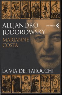 I tarocchi sono come un “maestro esigente, un amico fedele, un alleato possente” nell’affrontare il percorso di una vita. Con questa idea di fondo, Alejandro Jodorowsky e Marianne Costa hanno scritto questo libro sul gioco millenario dei tarocchi di Marsiglia, composto da 78 carte dette Arcani, vero ponte tra intuizione e ragione che, secondo i due autori, aiuta a vivere e capirsi meglio, a conoscersi psicologicamente e storicamente. Alejandro Jodorowsky, regista di cinema, fondatore del “teatro panico”, autore di libri di successo come Psicomagia e La danza della realtà, sostiene in questo nuovo lavoro che i tarocchi siano stati per mezzo secolo la sua guida, che gli abbiano insegnato l’importanza degli altri, fungendo da specchio dell’anima e strumento di terapia che tutti gli psicoanalisti dovrebbero utilizzare per capire (e curare) i sintomi dei pazienti.
Il manuale si compone di cinque parti. La prima familiarizza i lettori con la struttura globale dei tarocchi, i simboli e la numerologia, gli undici colori e quel mandala che è il simbolo finale risultante dalla disposizione delle carte sul tavolo. La seconda parte è ricca di bellissime illustrazioni ed esamina gli Arcani maggiori, le 22 carte da Il Matto a Il Mondo, divise in una serie riconoscibile di personaggi umani e animali e in un’altra, più allegorica e meno realistica. Così si capiscono i significati attribuiti alle figure, ad esempio l’Arcano senza nome indica trasformazione profonda e rivoluzione, la Torre invece, vuol dire apertura e emergere di quanto sta rinchiuso. Nella terza parte poi, gli autori spiegano il senso degli Arcani minori, le 56 carte divise nei quattro semi: Coppe e Denari (ricettivi), Spade e Bastoni (attivi). Questi quattro simboli dei tarocchi corrispondono a loro volta ai quattro centri della vita umana: intellettuale-razionale (Spade), emozionale (Coppe), sessuale e creativo (Bastoni), materiale (Denari). Infine, nelle ultime due parti del libro, Alejandro Jodorowsky e Marianne Costa spiegano come leggere i tarocchi (anche ai principianti) e come studiare le relazioni interne tra due o più carte.
Un bel libro, serio, accessibile a tutti, scettici e appassionati, che effettivamente può aiutare a guardare in faccia certi problemi, ad accettarli e poi a liberarsene.