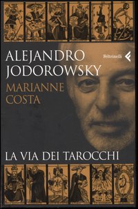 I tarocchi sono come un maestro esigente, un amico fedele, un alleato possente nellaffrontare il percorso di una vita. Con questa idea di fondo, Alejandro Jodorowsky e Marianne Costa hanno scritto questo libro sul gioco millenario dei tarocchi di Marsiglia, composto da 78 carte dette Arcani, vero ponte tra intuizione e ragione che, secondo i due autori, aiuta a vivere e capirsi meglio, a conoscersi psicologicamente e storicamente. Alejandro Jodorowsky, regista di cinema, fondatore del teatro panico, autore di libri di successo come Psicomagia e La danza della realt, sostiene in questo nuovo lavoro che i tarocchi siano stati per mezzo secolo la sua guida, che gli abbiano insegnato limportanza degli altri, fungendo da specchio dellanima e strumento di terapia che tutti gli psicoanalisti dovrebbero utilizzare per capire (e curare) i sintomi dei pazienti.
Il manuale si compone di cinque parti. La prima familiarizza i lettori con la struttura globale dei tarocchi, i simboli e la numerologia, gli undici colori e quel mandala che  il simbolo finale risultante dalla disposizione delle carte sul tavolo. La seconda parte  ricca di bellissime illustrazioni ed esamina gli Arcani maggiori, le 22 carte da Il Matto a Il Mondo, divise in una serie riconoscibile di personaggi umani e animali e in unaltra, pi allegorica e meno realistica. Cos si capiscono i significati attribuiti alle figure, ad esempio lArcano senza nome indica trasformazione profonda e rivoluzione, la Torre invece, vuol dire apertura e emergere di quanto sta rinchiuso. Nella terza parte poi, gli autori spiegano il senso degli Arcani minori, le 56 carte divise nei quattro semi: Coppe e Denari (ricettivi), Spade e Bastoni (attivi). Questi quattro simboli dei tarocchi corrispondono a loro volta ai quattro centri della vita umana: intellettuale-razionale (Spade), emozionale (Coppe), sessuale e creativo (Bastoni), materiale (Denari). Infine, nelle ultime due parti del libro, Alejandro Jodorowsky e Marianne Costa spiegano come leggere i tarocchi (anche ai principianti) e come studiare le relazioni interne tra due o pi carte.
Un bel libro, serio, accessibile a tutti, scettici e appassionati, che effettivamente pu aiutare a guardare in faccia certi problemi, ad accettarli e poi a liberarsene.